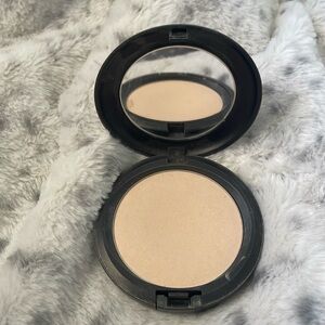 MAC Hyper Real Pressed Powder in EXTRA LIGHT- Very Rare!
